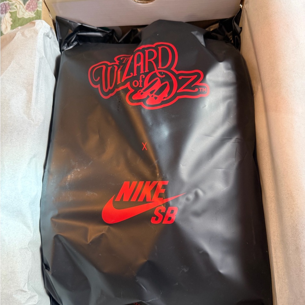 Nike SB Black Bag with Red Wizard of Oz Design